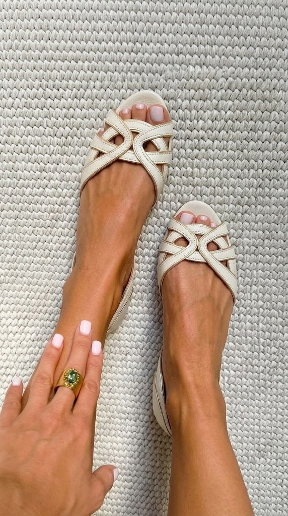 Bella™ | Sandalias Planas Crema Trenzadas