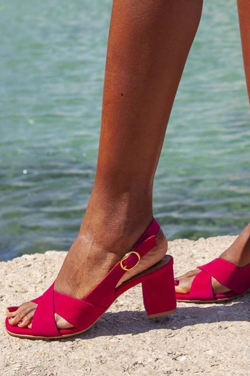Sandalias con tacón de bloque y  tira cruzada