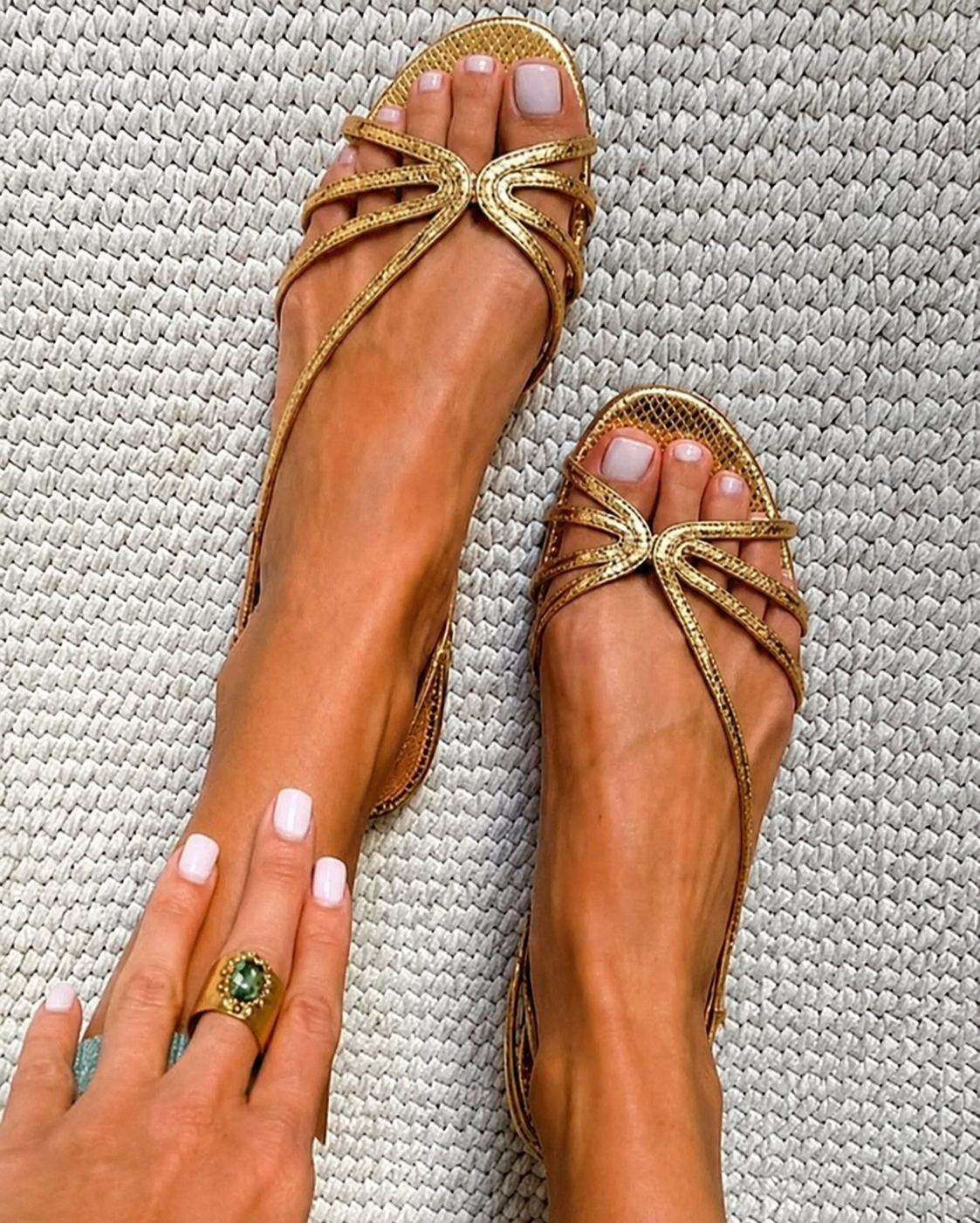 Dorada™ | Sandalias Planas Doradas con Tiras Finas