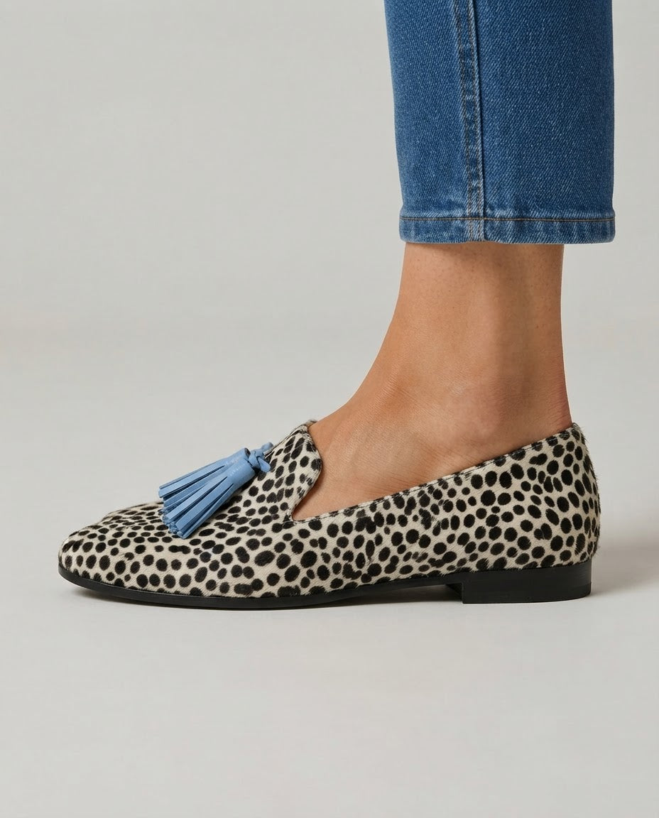 Mocasines Nadia — Leopardo Blanco y Negro con Borlas Celestes