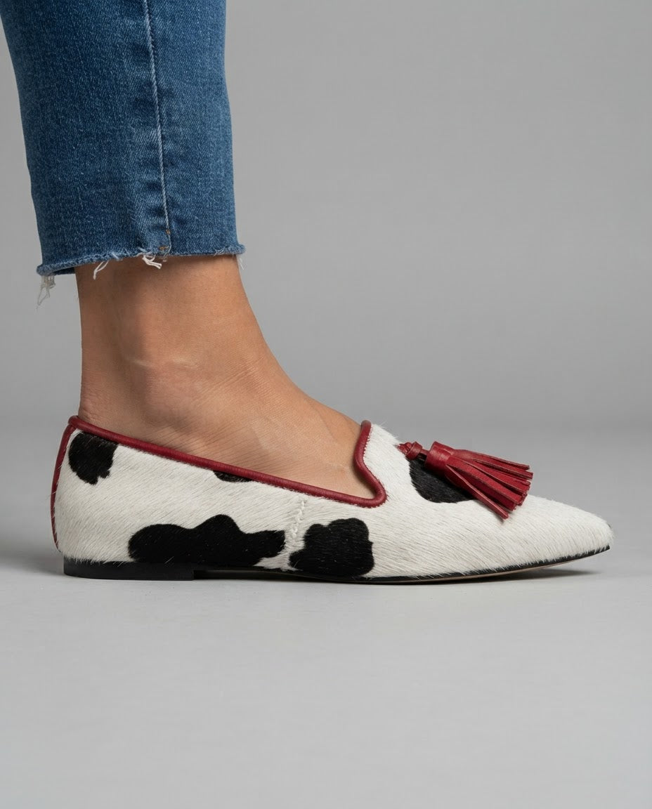 Mocasín Ginevra — Vaca Blanco y Negro, Borlas Rojas