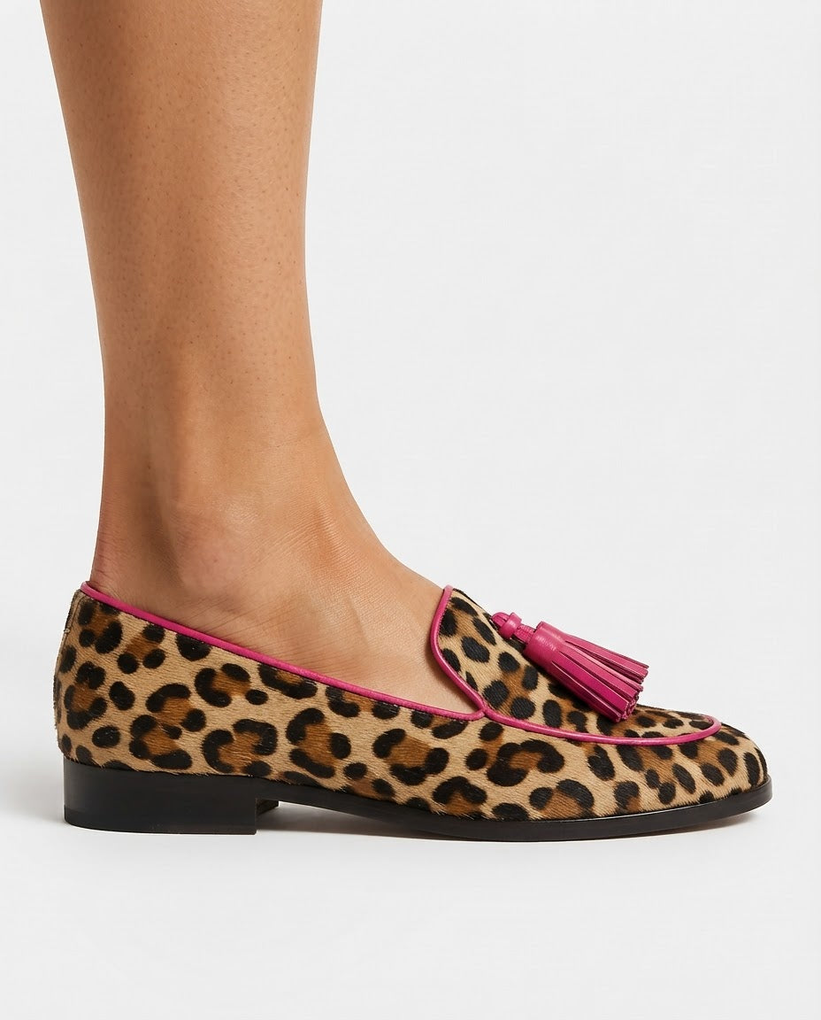 Mocasín Fiamma — Leopardo con Vivos y Borlas Fucsia