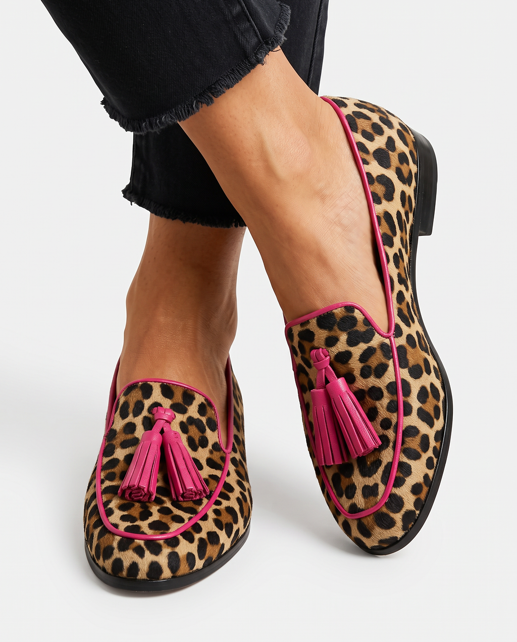 Mocasín Fiamma — Leopardo con Vivos y Borlas Fucsia