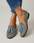 Mocasines Nadia — Leopardo Blanco y Negro con Borlas Celestes